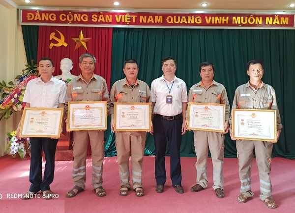 Điện lực Phù Yên: Trao Kỷ niệm chương "Vì sự nghiệp phát triển Điện lực Việt Nam" và trao thưởng sáng kiến cải tiến kỹ thuật. 